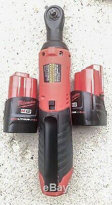 Milwaukee M12 2556-22 Carburant 1/4 Ratchet Kit Avec 2 Batteries Et 1 Base De Charge