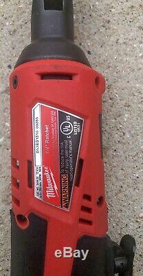 Milwaukee M12 2556-22 Carburant 1/4 Ratchet Kit Avec 2 Batteries Et 1 Base De Charge